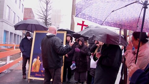 Fr Imbarrato speaks to the crowd before Praying at PP Boston