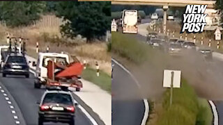 Runaway trailer breaks free on a busy highway