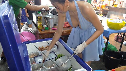 Pattaya Lady Owner Serving Boiled Conch - Thai Street Food