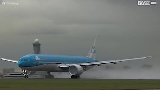 Un avion frappé par la foudre juste après le décollage