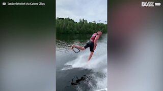 Homem faz flexões na água!