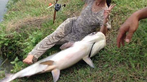 You will be surprised at how this woman's fishing