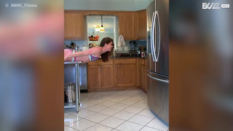 Cette maman ouvre une piscine dans sa cuisine