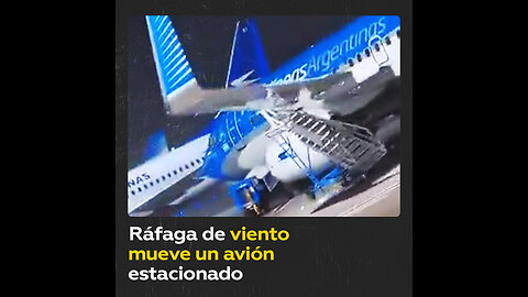 Ráfaga de viento mueve un avión en medio de un fuerte temporal en Argentina