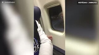 Par de pés visita passageira dentro de avião