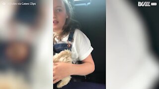 On lui offre un chiot et elle ne peut contenir ses larmes de joie