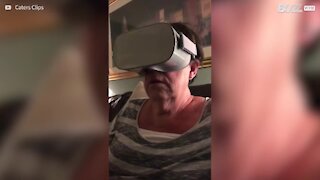 La realtà virtuale non è fatta per questa nonna!