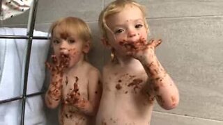 crianças gêmeas decidem se cobrir de chocolate