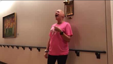 Paciente canta "Amazing Grace" para festejar o fim da quimioterapia