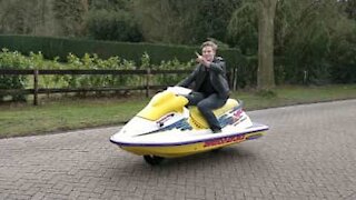 Avete mai visto una moto d'acqua correre a terra?