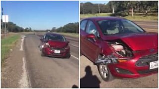 Un homme accompagne sa voiture en chanson après un accident