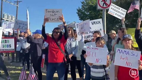 DALLAS - Airline Employees and Protesters Chant "My Body, My Choice"