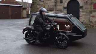 Pastor introducerer en usædvanlig motorcykel-rustvogn