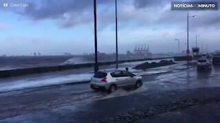 Tempestade Eleanor forma ondas gigantes no Reino Unido