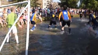 Futebol em um rio… um jogo hilário e refrescante!