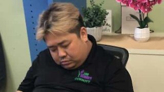 Florista é flagrado dormindo no trabalho