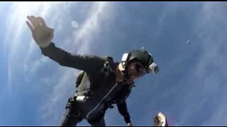 Skydivers high fiver i 3000 meters højde!
