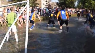 Du football sur rivière... en Angleterre