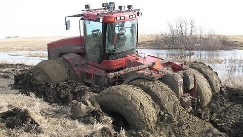 Norvežani izvlače traktor iz blata
