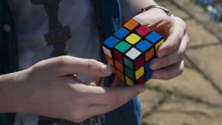 Incrível! Jovem resolve cubo de Rubik de forma mágica
