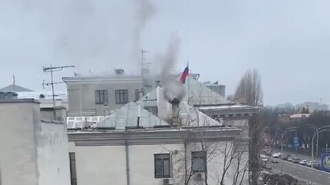 Ruská ambasáda v Kyjevě začala pálit dokumenty podle válečného protokolu!