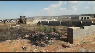 SOUTH AFRICA - Johannesburg - Land grabs in Lenesia (videos) (bWC)