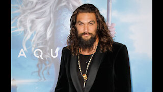 Jason Momoa struggles with yoga