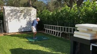 Golfer performs cool trick shot