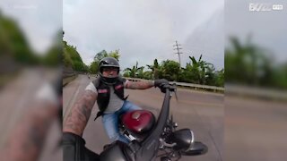 Motociclista si ferma in tempo per aiutare la vittima di un incidente
