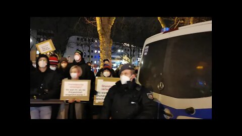 Friedlicher Spaziergang in Köln am 24.01.2022 - wieder komische Gegendemonstranten auf dem Neumarkt
