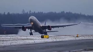 Airplanes flying in slow-motion are incredibly hypnotizing