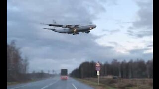 Un avion vole dangereusement bas en Russie