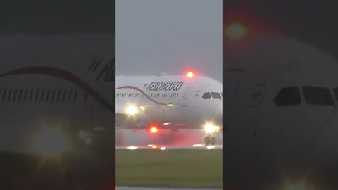 💦 Storm Landing Boeing 787✈️ #boeing #aviation #weather