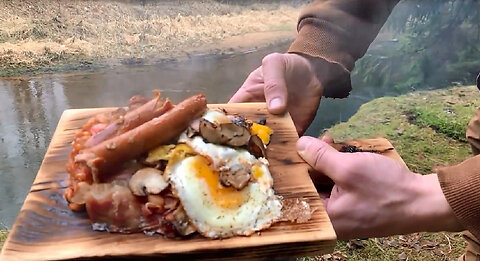 ENGLISH BREAKFAST IN A FRYING PAN IN THE WOODS