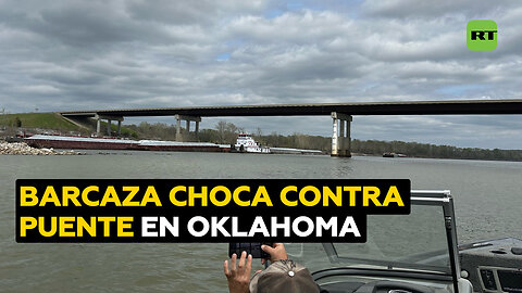 Una barcaza choca contra un puente en EE.UU.