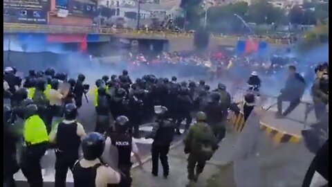 Fuerte represión policial a manifestantes frente al Parlamento en Ecuador