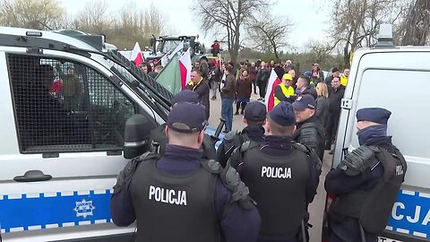 Poland: Police prevent farmers blockading Ukraine grain imports at border crossing amid protests