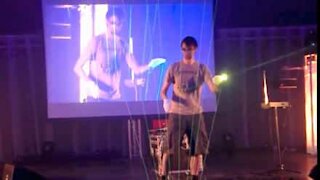 Un homme joue la musique de Tetris sur une harpe laser!