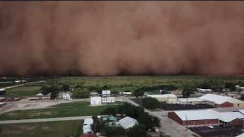 Drone filmer kraftig støvstorm i Texas