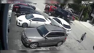 Une voiture chute d'une dépanneuse à Miami