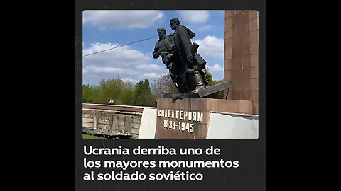 Tumban en Ucrania un monumento a los soldados soviéticos caídos en la Segunda Guerra Mundial