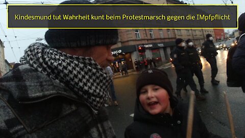 Kindesmund tut Wahrheit kunt beim Protestmarsch gegen die Impfpflicht