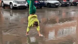 Aprenda a atravessar uma rua inundada sem molhar os tênis!