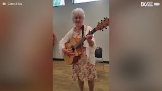Une femme de 90 ans fait le show à son anniversaire
