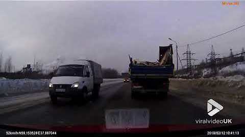 Trucks loses it's load on busy road
