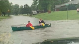 Jovens aproveitam tempestade e fazem canoagem na estrada!