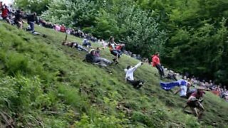 A famosa "Corrida do Queijo" em Inglaterra é impressionante