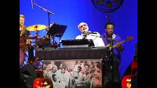 Steely Dan - Rikki Don't Lose That Number - Live at Beacon Theater (10-30-18) - HD