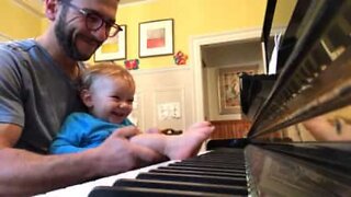 Vauva soittaa pianoa jaloillaan