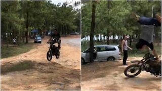 Acrobazia in moto fa ridere a crepapelle gli amici